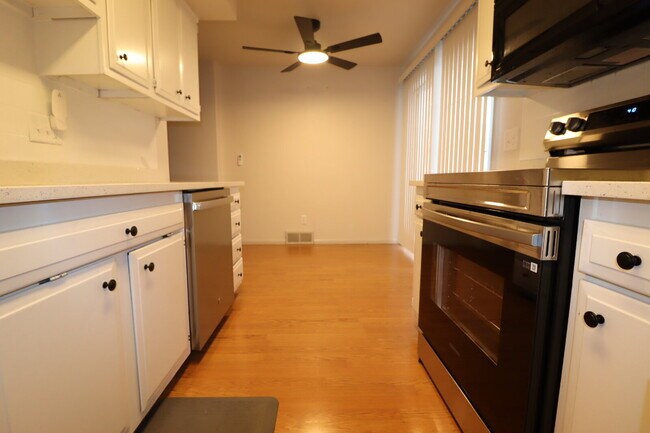 Building Photo - Updated 3-Bed Duplex with 1.5 Baths in Appleton