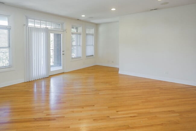 Building Photo - 3829 N Southport Ave