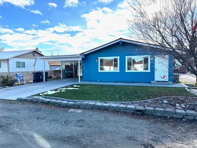 Building Photo - Charming 2 bed/1 bath home with extra larg...