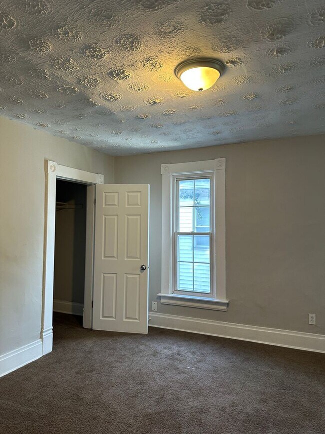 Building Photo - Welcome to this amazing 3 Bedroom, 1 Bathroom Home, located in the vibrant city of Columbus, OH!