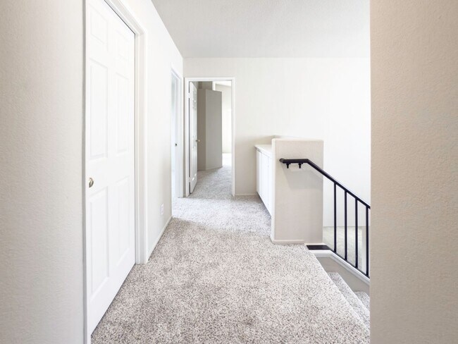 Building Photo - RARE 6 BEDROOM HOME FOR RENT IN OPTIMUM LO...