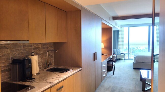 Building Photo - Highly Desirable STUDIO/1-Bath unit Long-T...