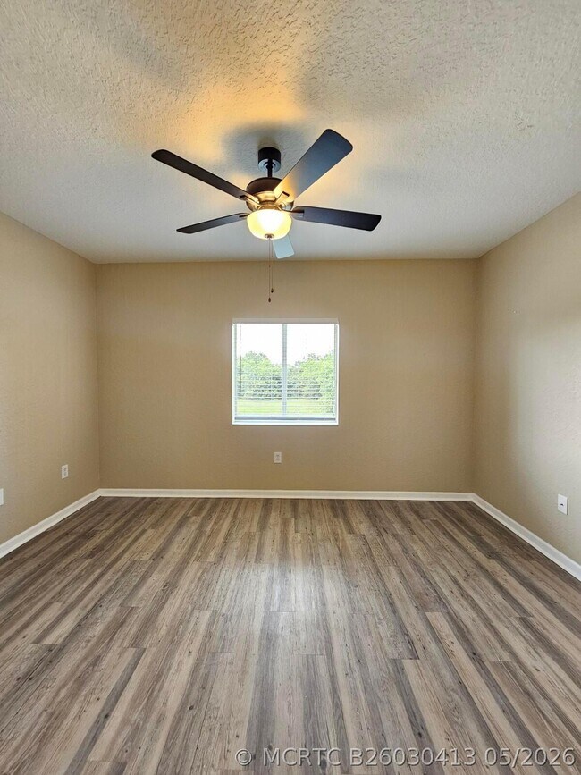 Building Photo - 1063 Golden Lakes Blvd