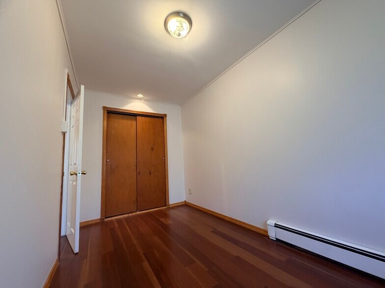 Building Photo - 44 W 7th St