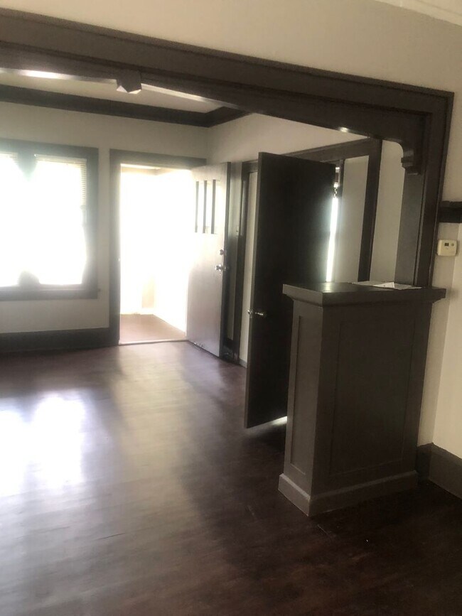 Building Photo - 3 Bedroom, 1 Bath House Available with Private Yard