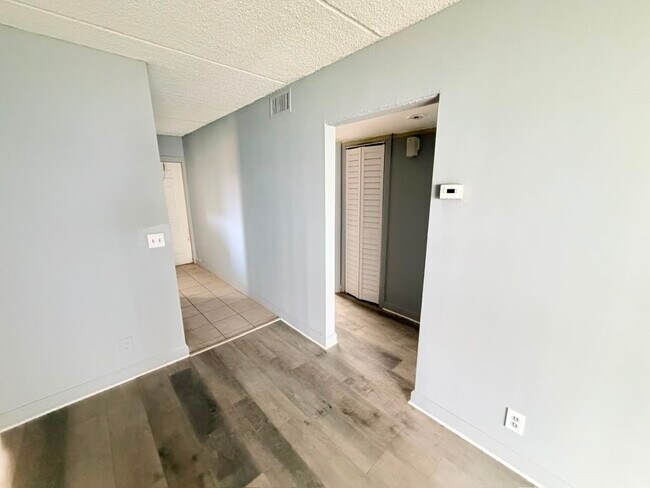 Building Photo - 1501 Crescent Cir