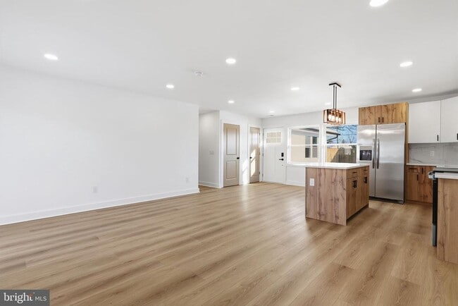 Building Photo - 68 Daffodil Ln