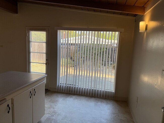 Building Photo - Charming Pet Friendly 3-Bedroom in Quiet C...