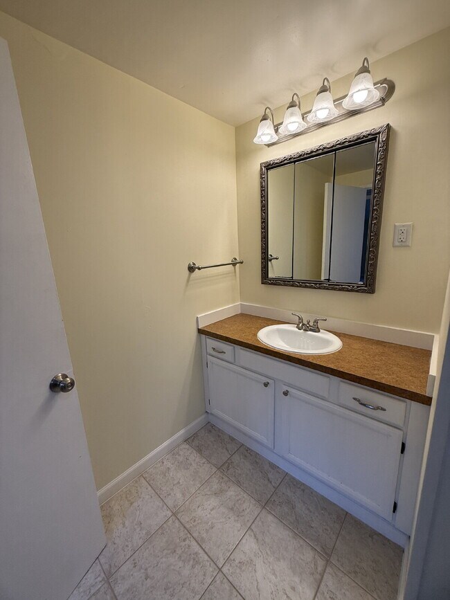 Building Photo - Spacious 4-Bedroom Retreat in Renton Available!