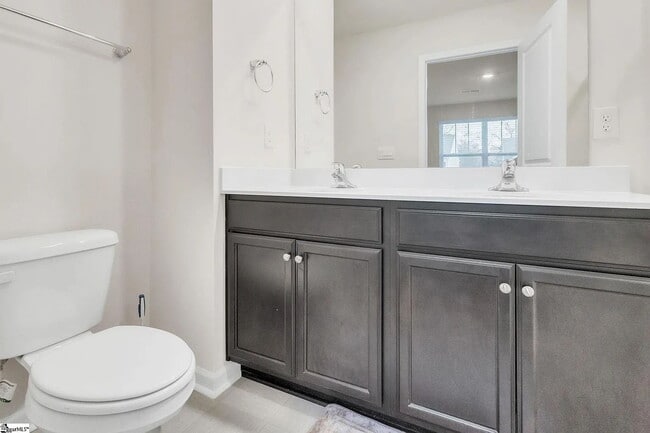 Building Photo - 3 bed, 2.5 bathroom Townhouse