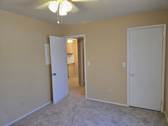 Building Photo - Centrally located downstairs unit