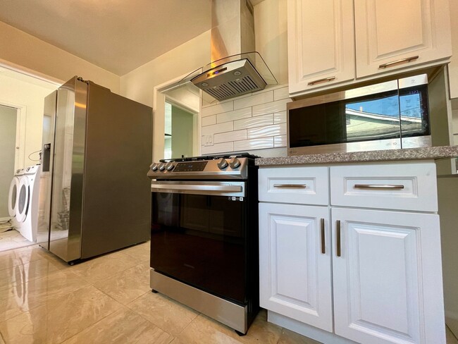 Building Photo - Remodeled 3 Bedroom + 2 Bath Property in R...