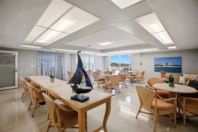 Building Photo - 465 Ocean Dr