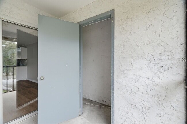 Building Photo - Condo For Rent in Largo with TONS OF UPGRADES!