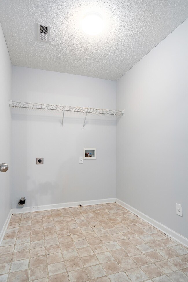 Building Photo - 117 Vancouver Rd