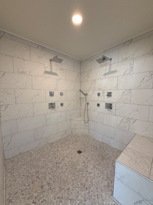 Building Photo - "Charming 4-Bed Oasis with Granite Finishe...