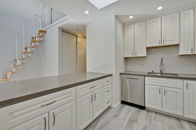 Building Photo - Remodeled 2 Bed 2 Bath Modern Condo with Bonus Loft Area