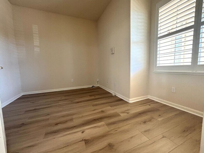 Building Photo - Gorgeous 3 Bed 2.5 Bath with SOLAR! 55+ Community
