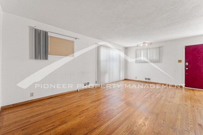 Building Photo - Single Family Home with 1 Car Garage and Central Air!