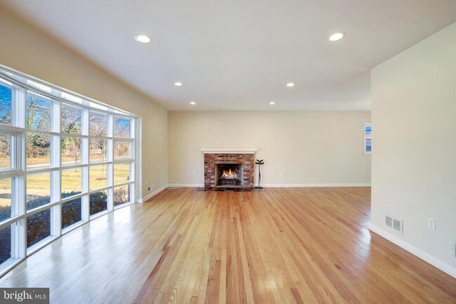Building Photo - 1013 Westbriar Dr NE
