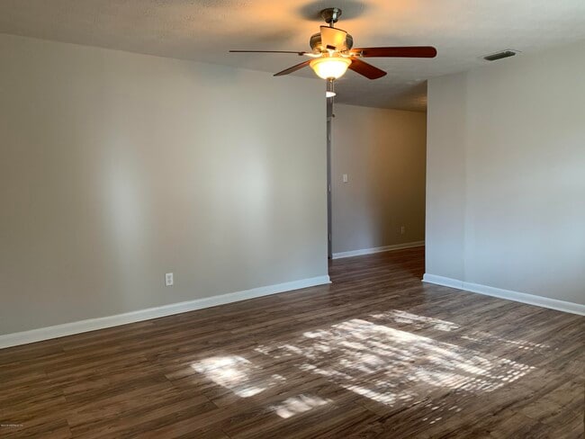 Building Photo - 421 Parkwood Dr