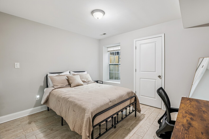 Building Photo - 1332 Levis St NE