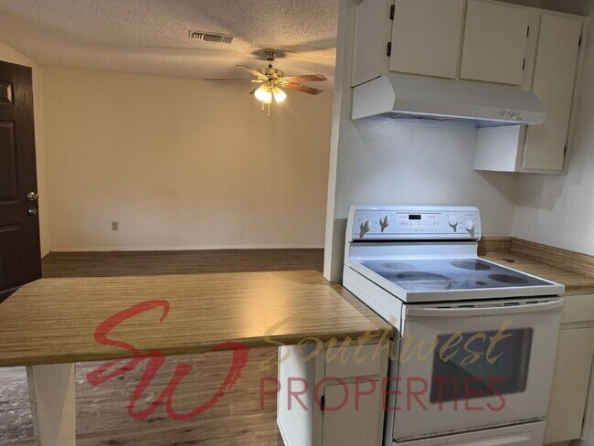 Building Photo - Move in Ready 2 bedroom 1 bath apartment -...