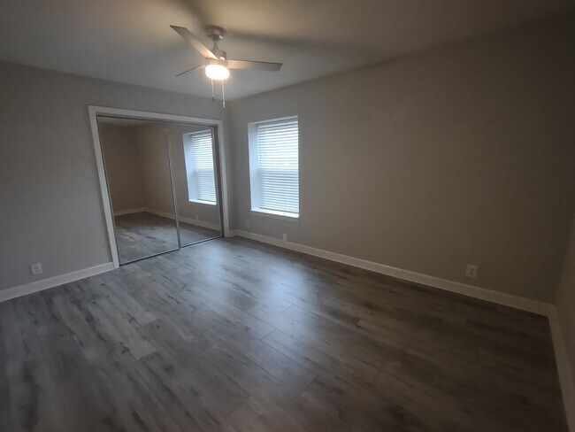 Building Photo - Pristine move-in ready condo located in Di...