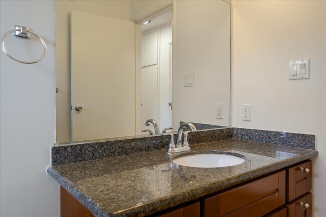 Building Photo - Great Location 3BD Home with Wood Floors &...