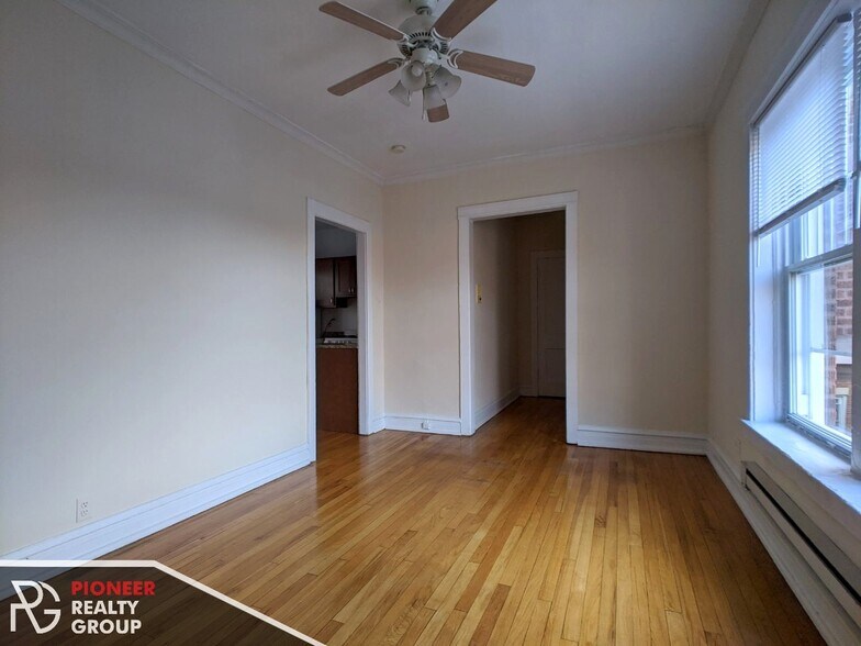 Building Photo - 949 W Cornelia Ave