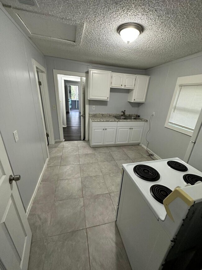 Building Photo - Fully Renovated 2/1 Single Family Available Now!