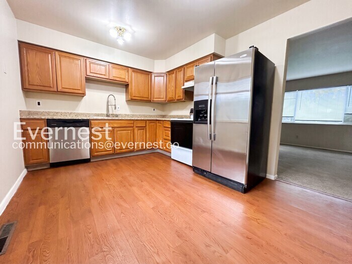 Building Photo - 4203 Goldenrod Dr