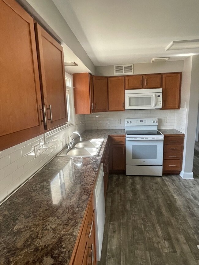 Building Photo - 4 bedroom 1 bath house