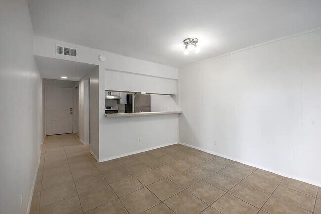 Building Photo - 3431 N Hills Dr