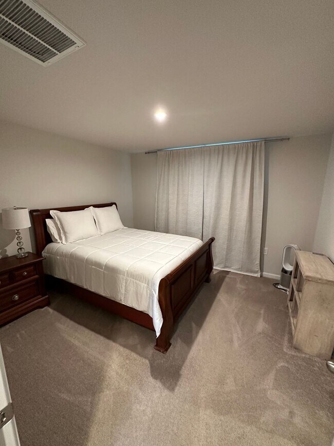 Building Photo - FULLY FURNISHED like-new Townhouse w/ Garage