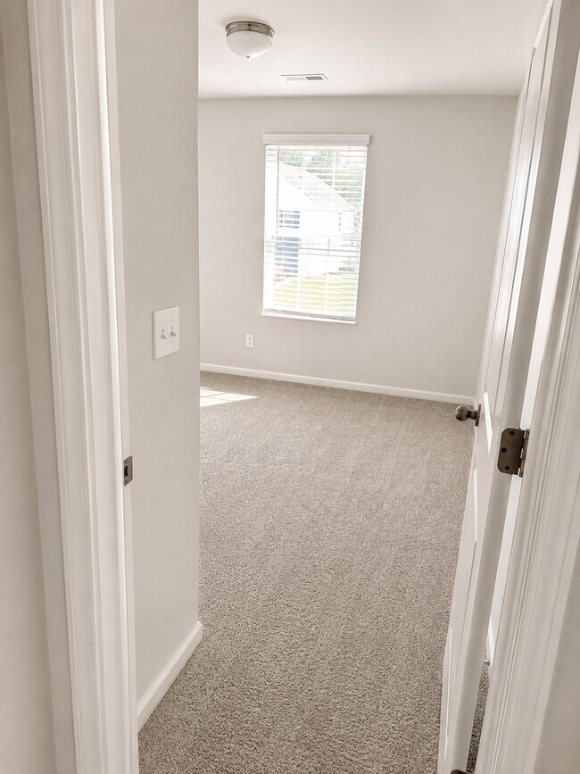 Building Photo - 144 Hornet Dr