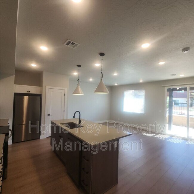 Building Photo - 3954 Razor Dr