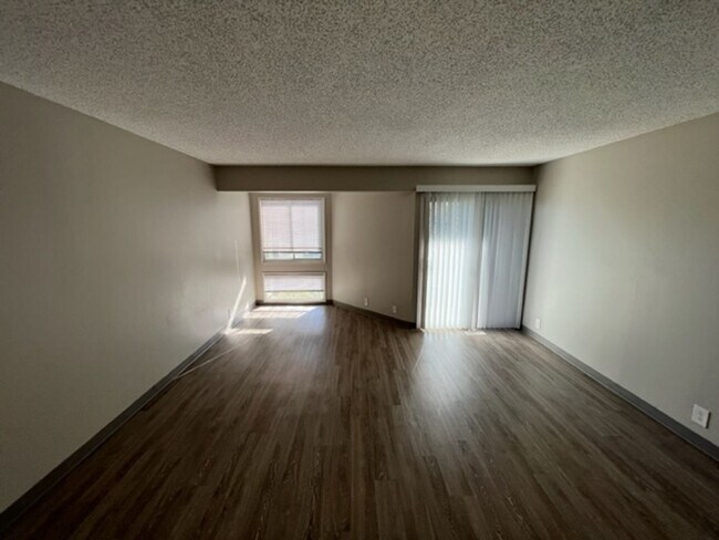 Building Photo - Convenient Downtown Location!