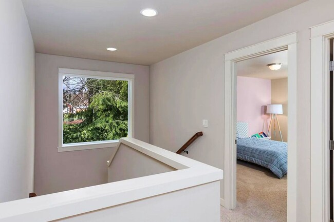 Building Photo - GORGEOUS 5 Bedroom Home in Sammamish