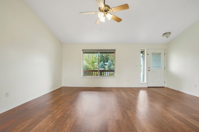 Building Photo - Beautiful 3 bed, 2 bath home in a quiet We...