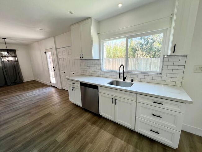 Building Photo - Charming 3BR Home with Private Patio & Spacious Yards in San Diego