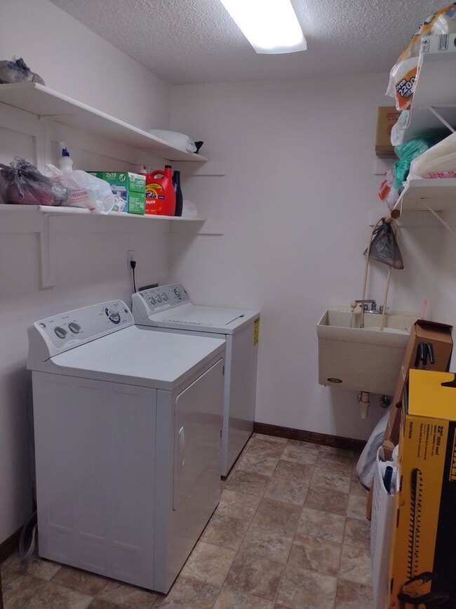 Building Photo - 3 - 2 in Fruitland Park