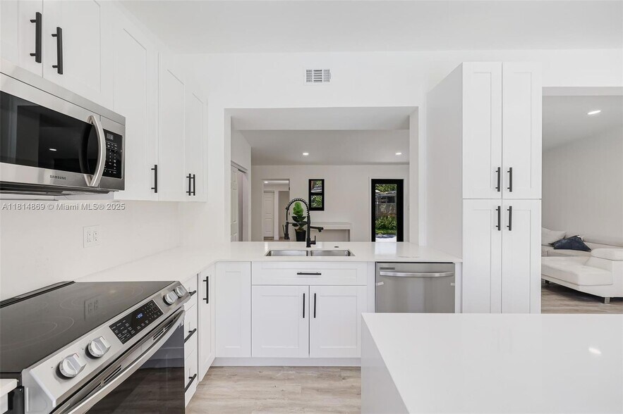 Building Photo - 3105 SW 16th St