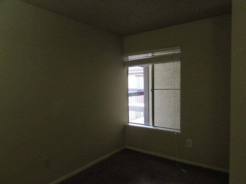 Building Photo - 3146 Lakeside Dr