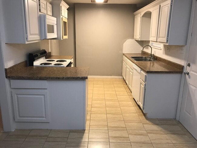 Building Photo - 906 Old Angleton Rd