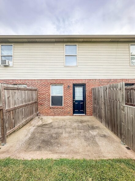 Building Photo - 108 Coyote Ct