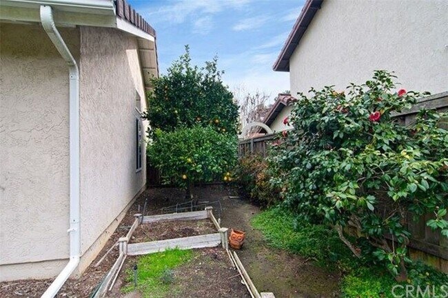 Building Photo - Spacious and modern 3 bedroom home within the prestigious Terraces of Cantebria subdivision.