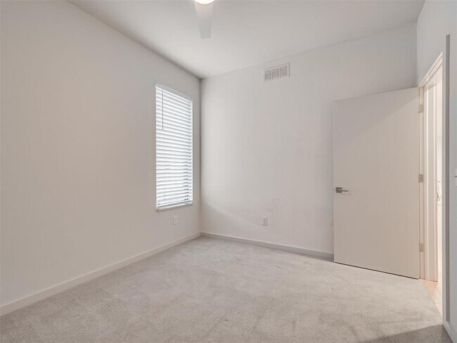 Building Photo - 627 Couch Dr