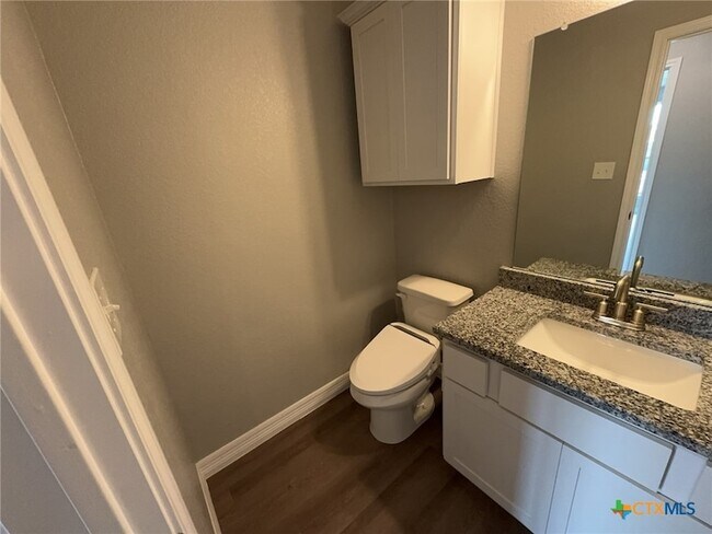 Building Photo - 907 Holliday Dr