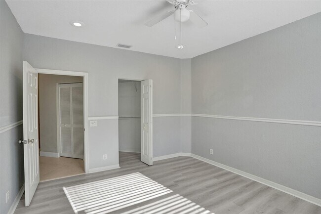 Building Photo - 5977 NW 73rd Ct